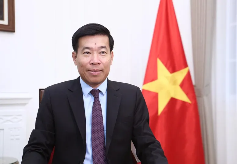 Thứ trưởng Bộ Ngoại giao Nguyễn Mạnh Cường trả lời phỏng vấn báo chí