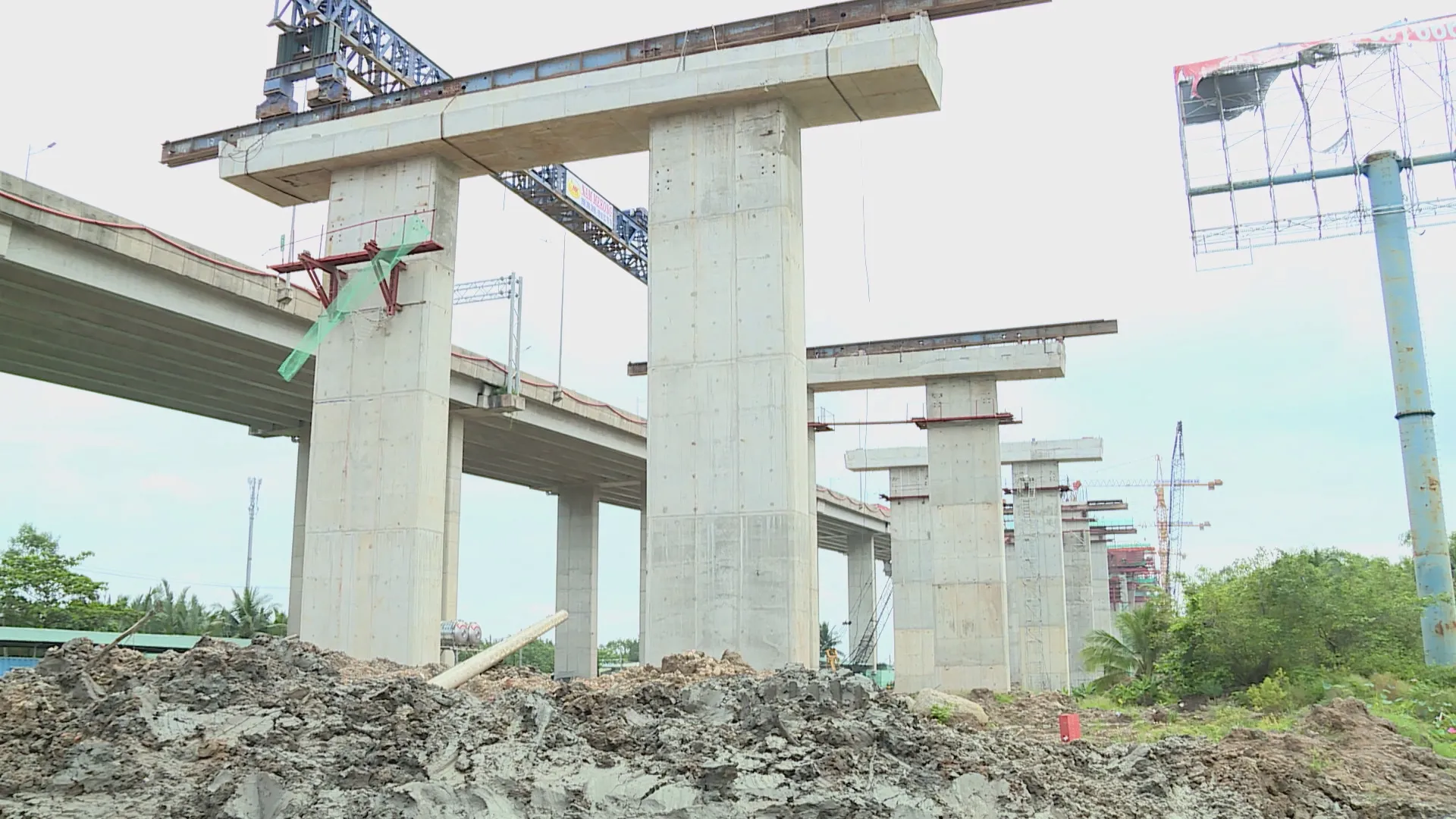 Cuộc đua tiến độ trên công trường mở rộng cao tốc TP. Hồ Chí Minh - Long Thành  - Ảnh 2.