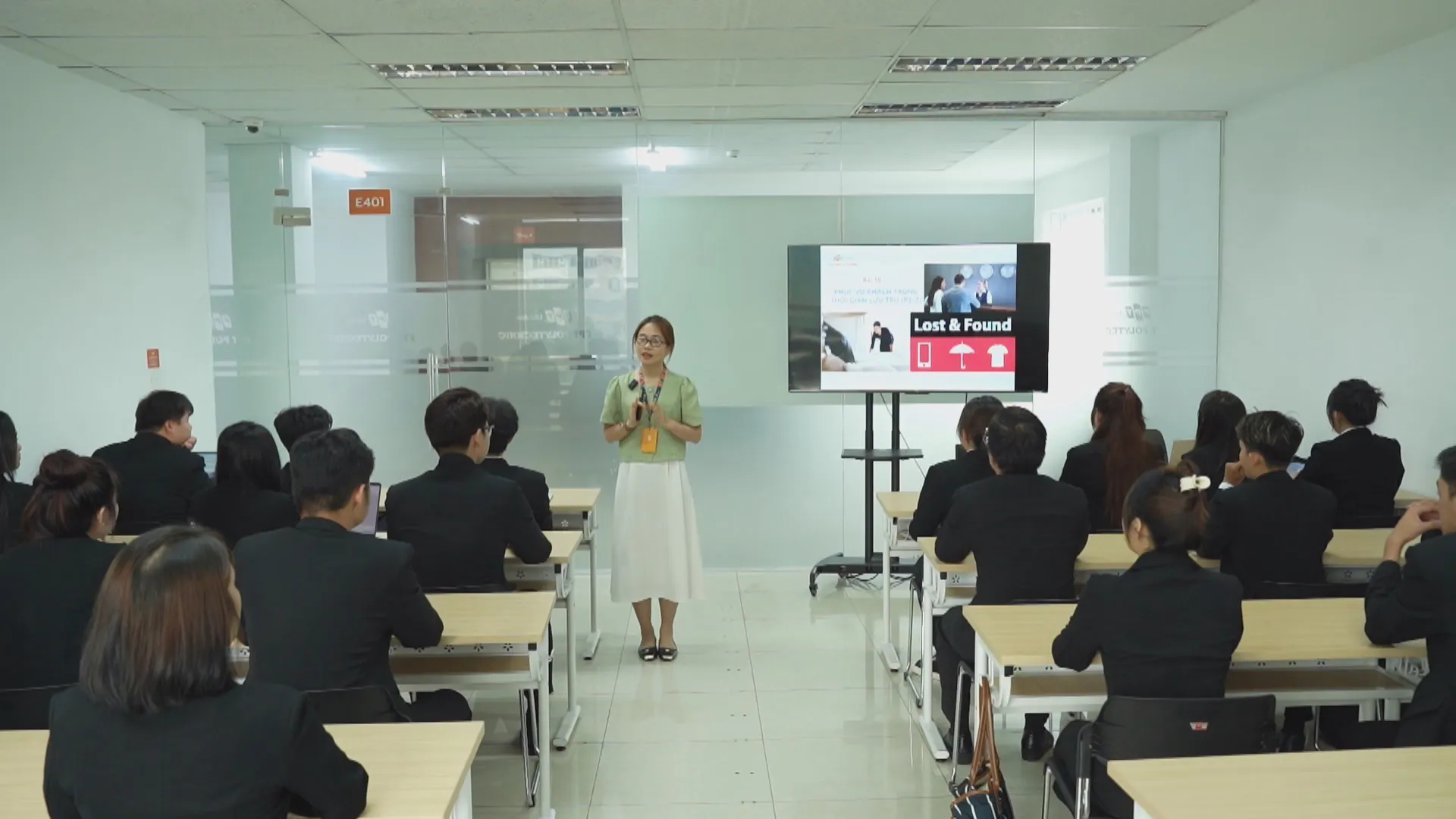 Nâng cao năng lực ngành du lịch: Bắt đầu từ tháo gỡ rào cản pháp lí  - Ảnh 1.
