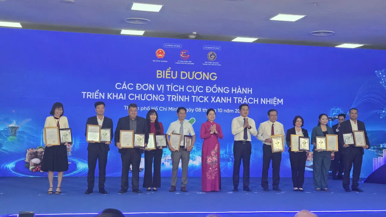 Biểu dương các đơn vị doanh nghiệp tham gia đồng hành triển khai tích cực tick xanh trách nhiệm - Ảnh Bá Nam