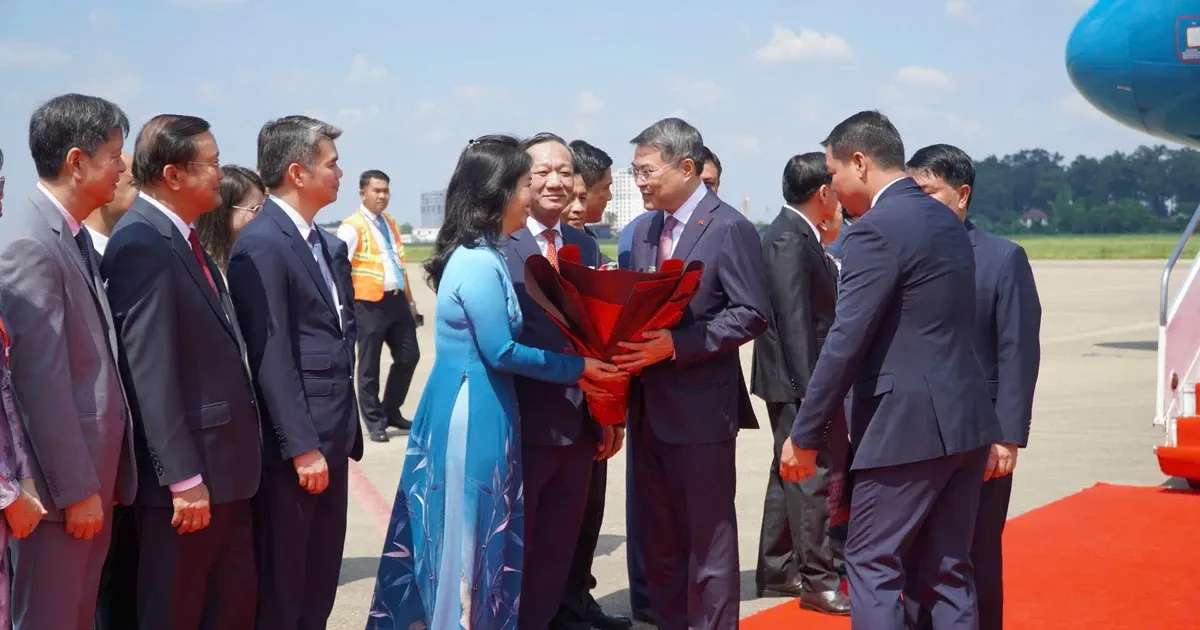Thủ tướng Lê Minh Hưng tới Thủ đô Viêng Chăn bắt đầu chuyến thăm chính thức Lào- Ảnh 1.