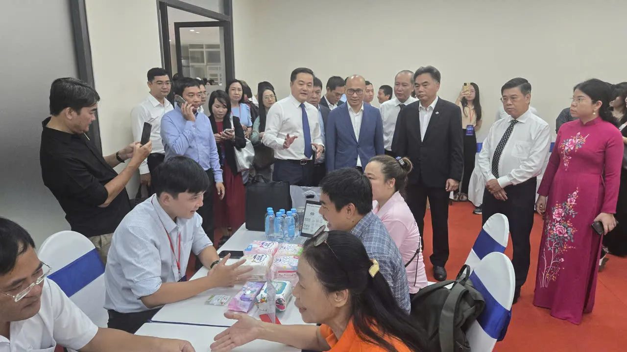 Lãnh đạo tham quan hoạt động kết nối B2B với 12 hệ thống phân phối lớn trên địa bàn Thành phố - Ảnh Bá Nam