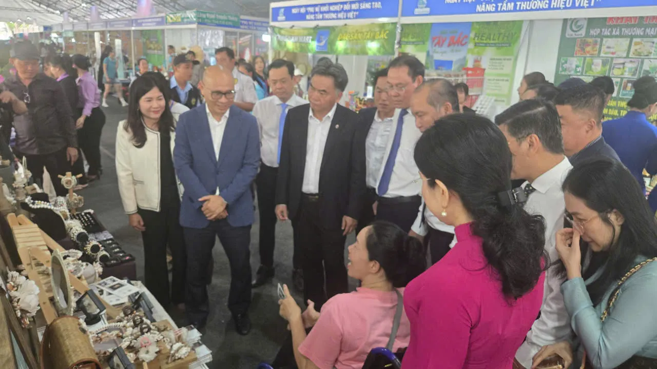 Lãnh đạo Trung ương và lãnh đạo TP.HCM tham quan, tìm hiểu gian hàng %22Phụ nữ khởi nghiệp%22 - Ảnh Bá Nam