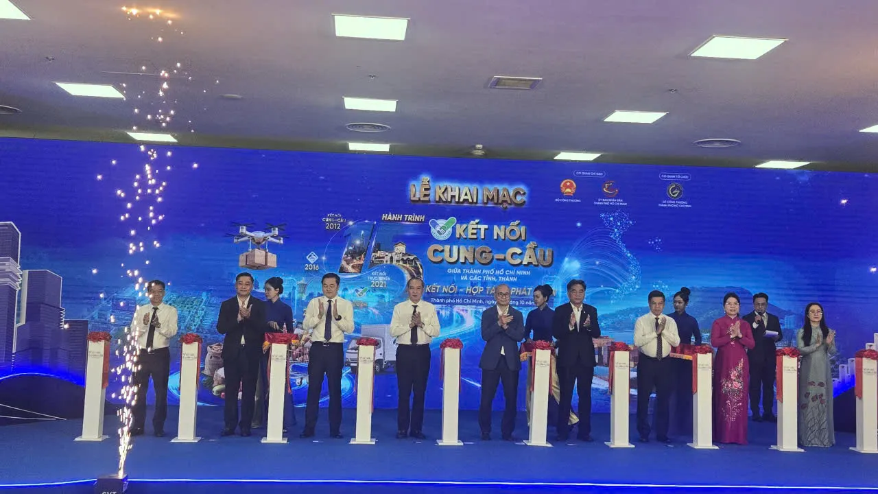 Nghi thức cắt băng khai mạc Hành trình 15 năm Kết nối cung cầu - Ảnh Bá Nam