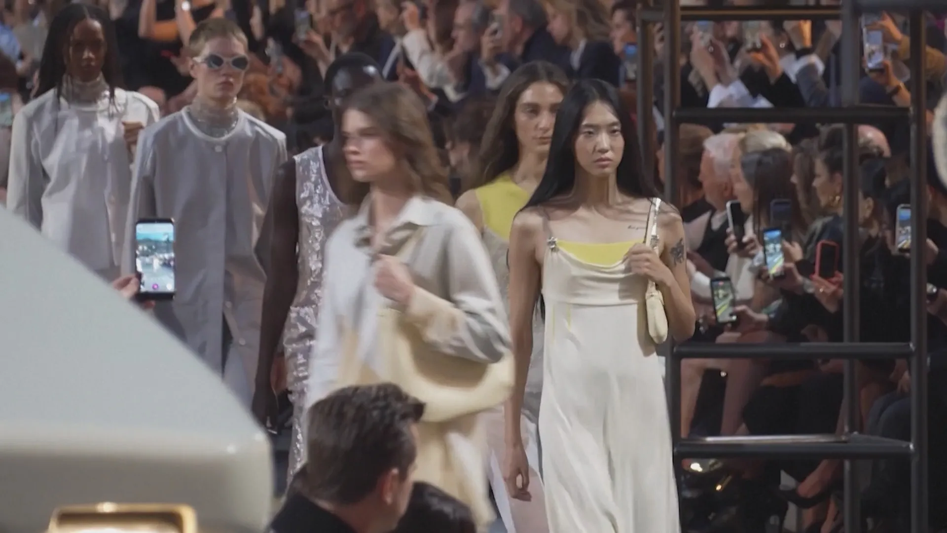 Bộ sưu tập Xuân Hè Louis Vuitton: Đưa đường cao tốc lên sàn diễn thời trang - Ảnh 3.
