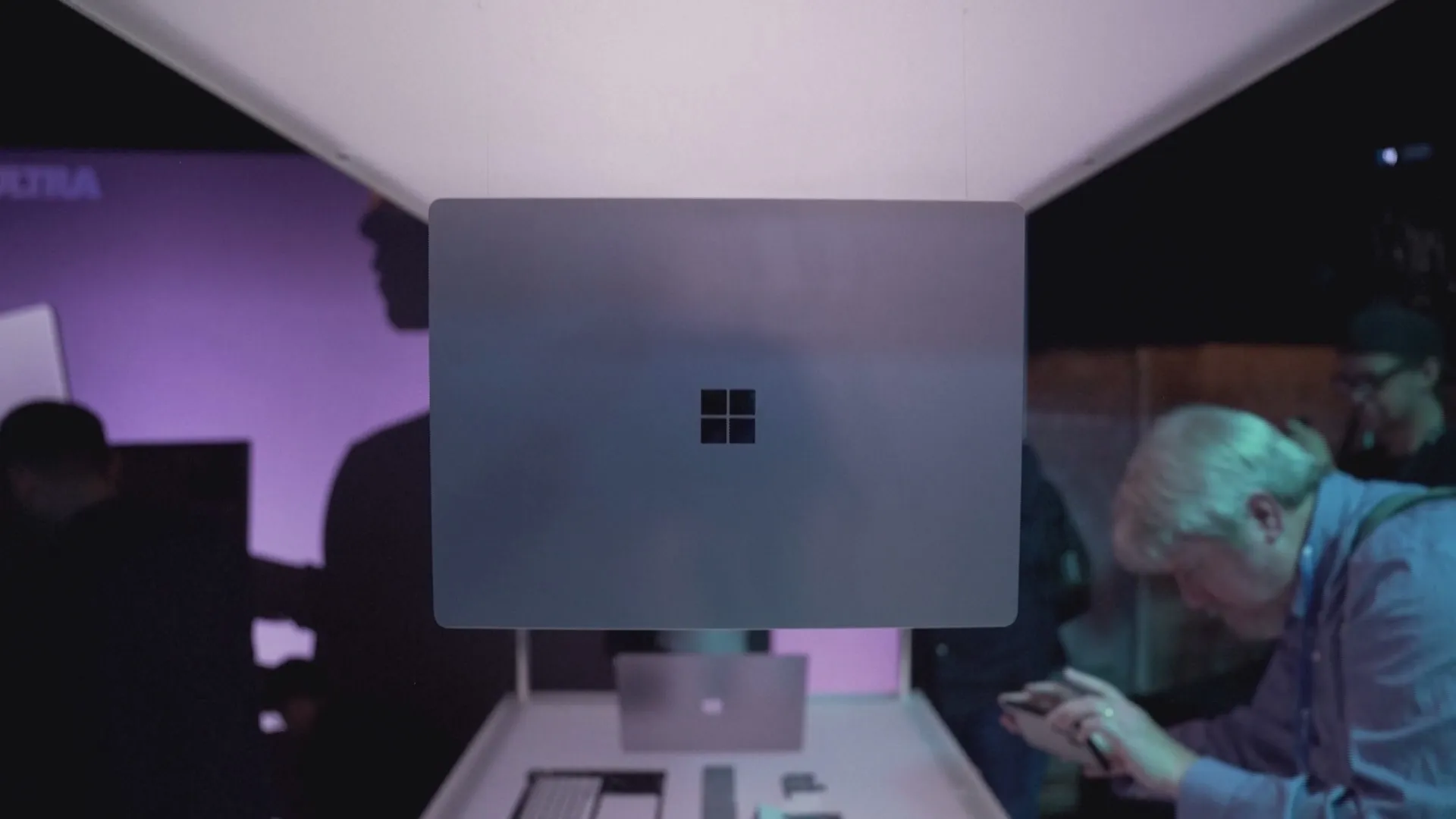Máy tính A.I. Microsoft: Surface Laptop Ultra giá 2.599 USD - Ảnh 1.