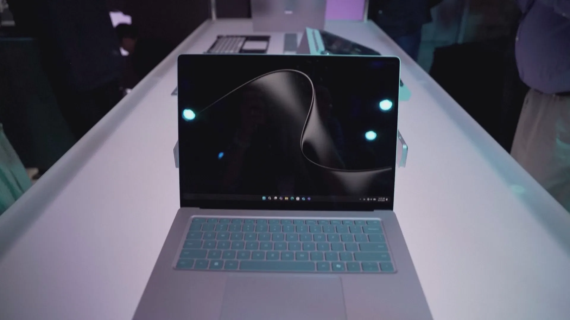 Máy tính A.I. Microsoft: Surface Laptop Ultra giá 2.599 USD - Ảnh 2.