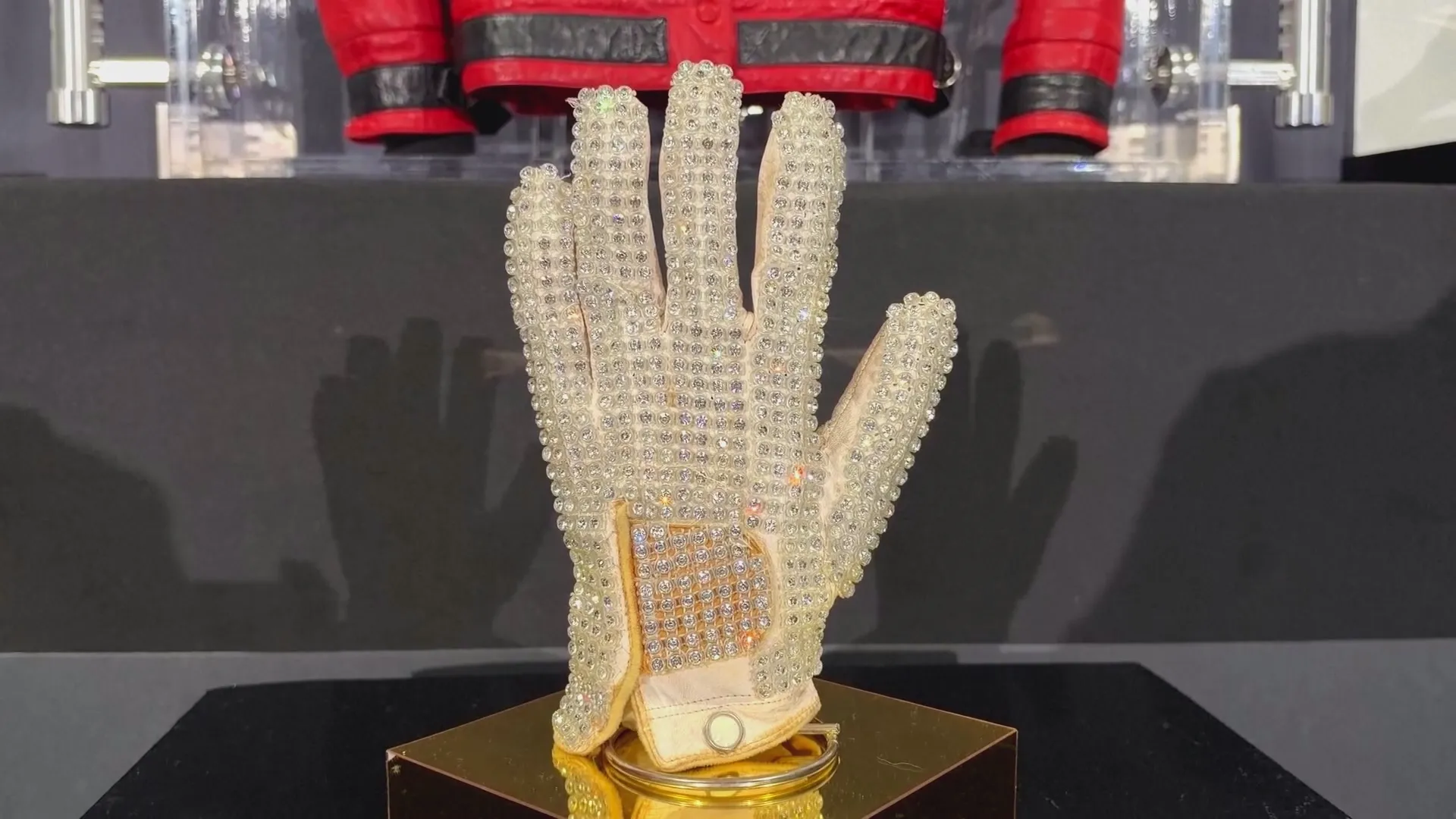 Đấu giá Michael Jackson: Găng tay có thể đạt 800.000 USD - Ảnh 1.