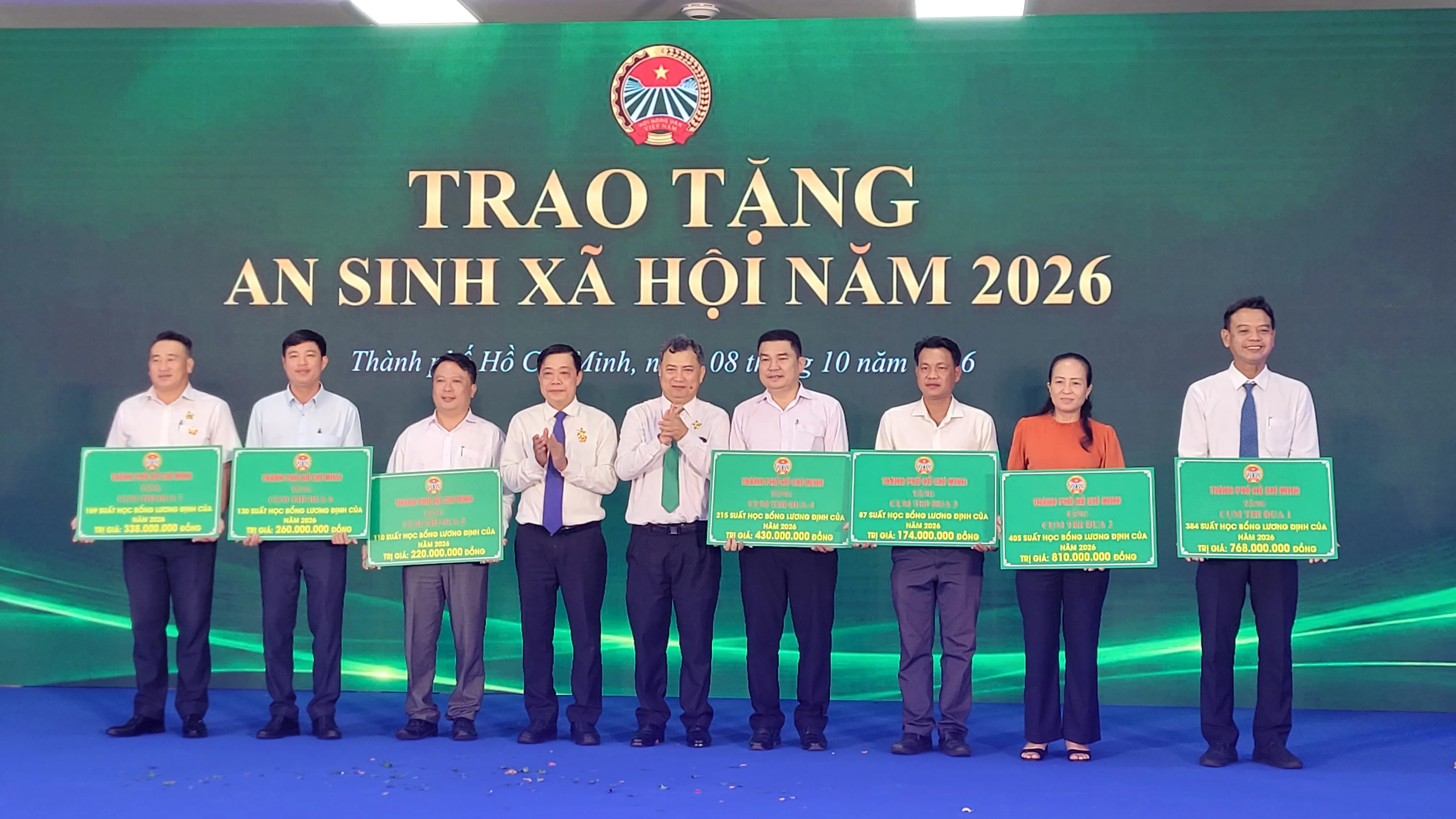 trao tặng an sinh xã hội