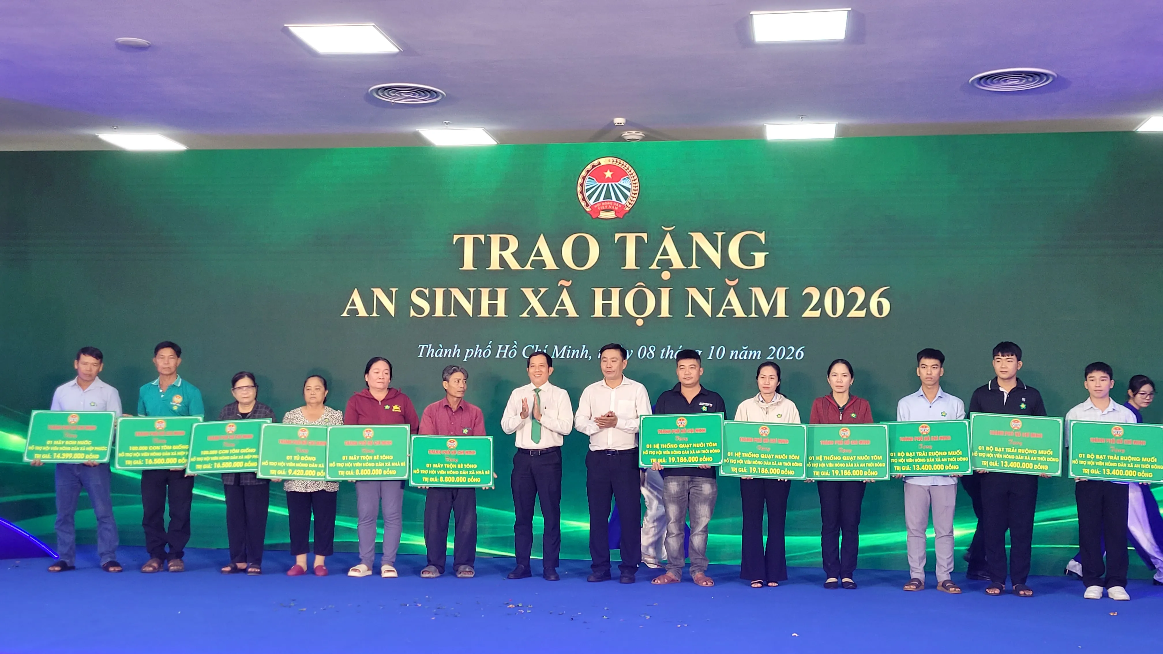 trao tặng an sinh xã hội