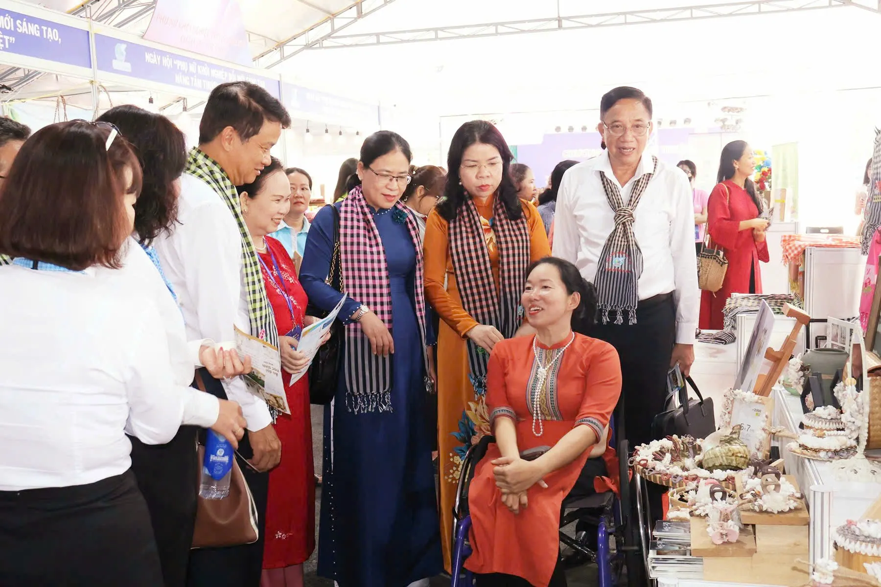 Từng rơi vào trầm cảm suốt 10 năm, Bà Trần Thị Ngọc Hiếu (Nàng Ốc) vượt qua giới hạn, tìm được đam mê với vỏ ốc và trở thành người truyền cảm hứng đến những người xung quanh - Ảnh: Kim Anh