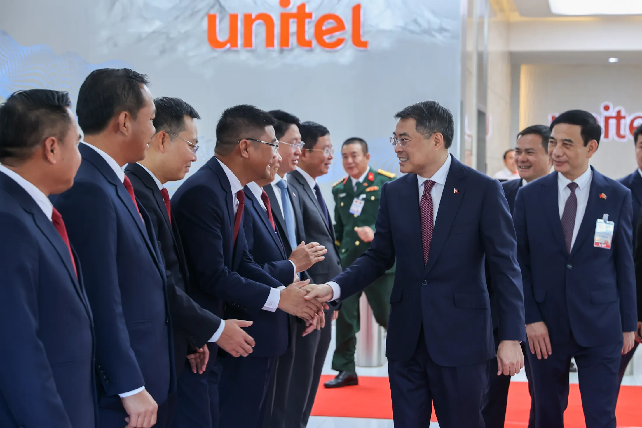 Thủ tướng Lê Minh Hưng: “Viettel tại Lào đã trở thành một biểu tượng của tình hữu nghị 2 nước” - Ảnh 1.