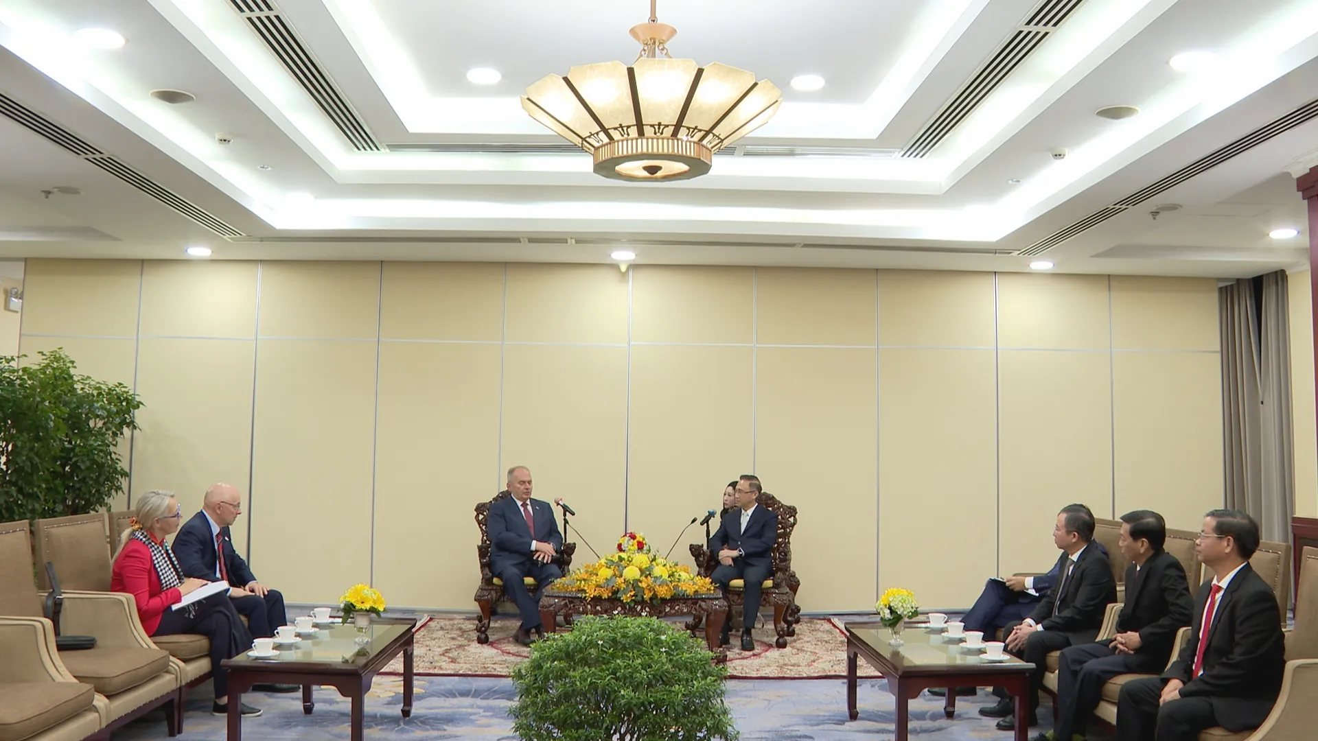 Quang cảnh buổi gặp mặt của đồng chí Đặng Minh Thông và ông THÜRMER GYULA