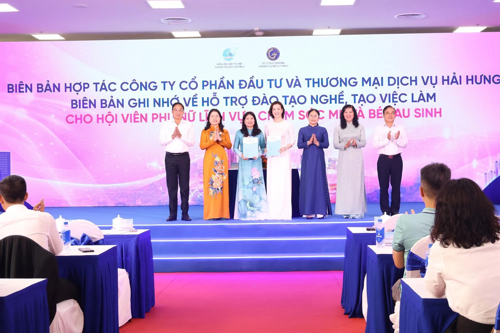 Hình ảnh ký kết chương trình phối hợp của Hội Liên hiệp Phụ nữ TP. Hồ Chí Minh với các đơn vị đồng hành - Ảnh: Kim Anh