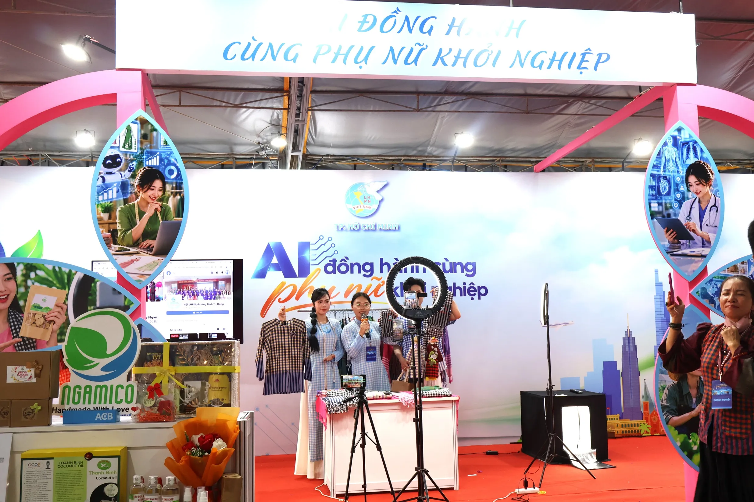 Bà Phạm Phương Thảo (ở giữa) đang thực hiện phiên livestream bán hàng cùng nhân viên - Ảnh Kim Anh