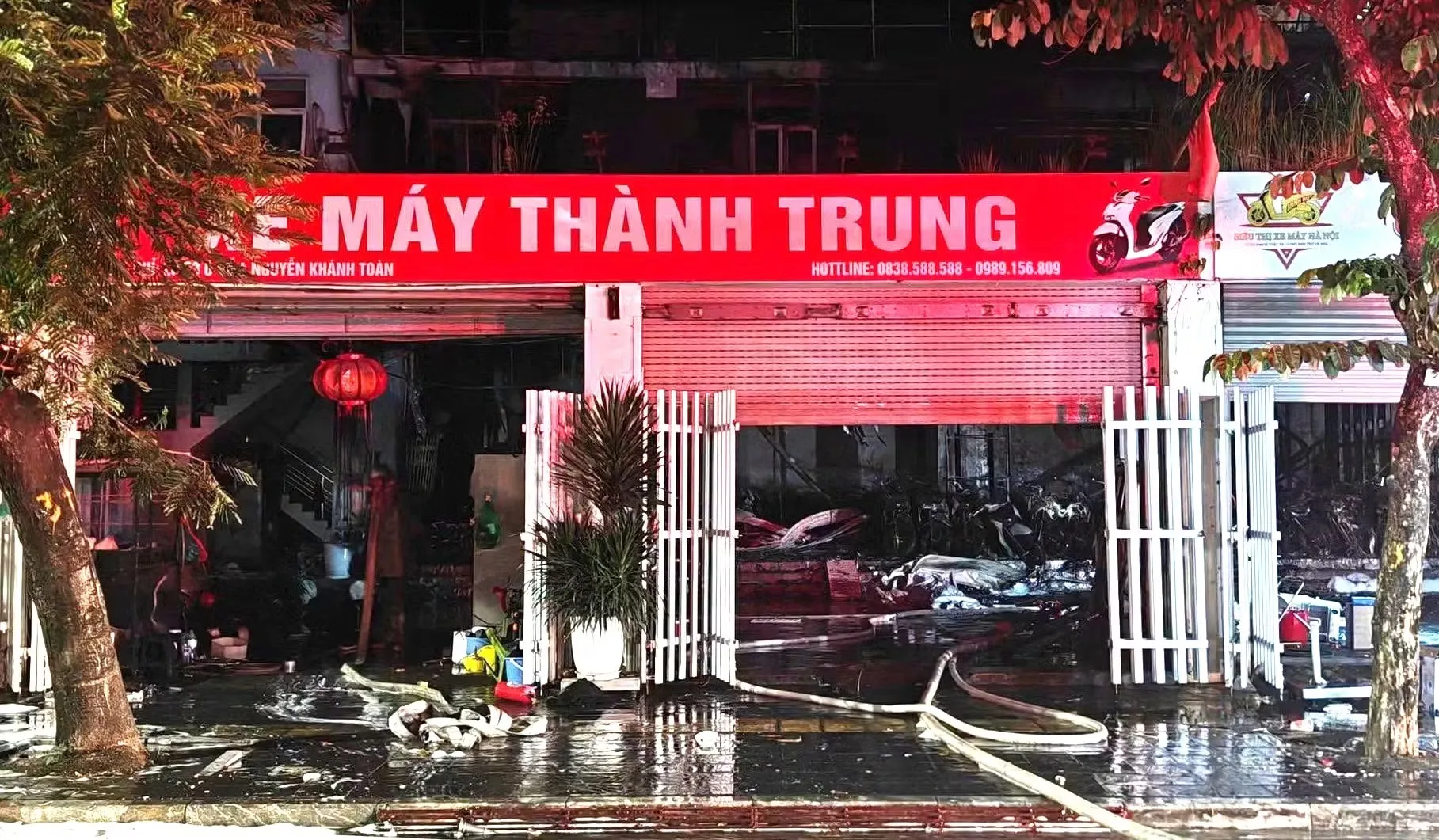 Điều tra nguyên nhân vụ cháy cửa hàng xe máy trên phố Nguyễn Khánh Toàn - Ảnh 1.