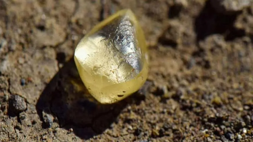 Người đàn ông bất ngờ nhặt được viên kim cương 6 carat