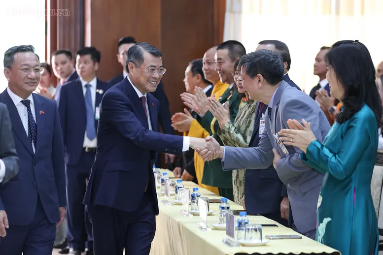 Thủ tướng: Quan hệ đặc biệt Việt Nam - Lào 'được nuôi dưỡng từ Nhân dân' - Ảnh 1.