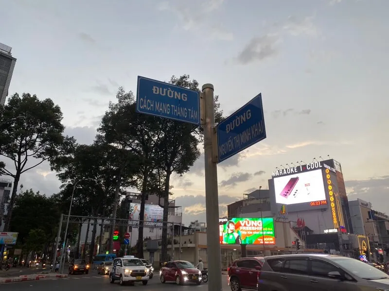 Biển báo tên đường Nguyễn Thị Minh Khai giao với Cách Mạng Tháng Tám