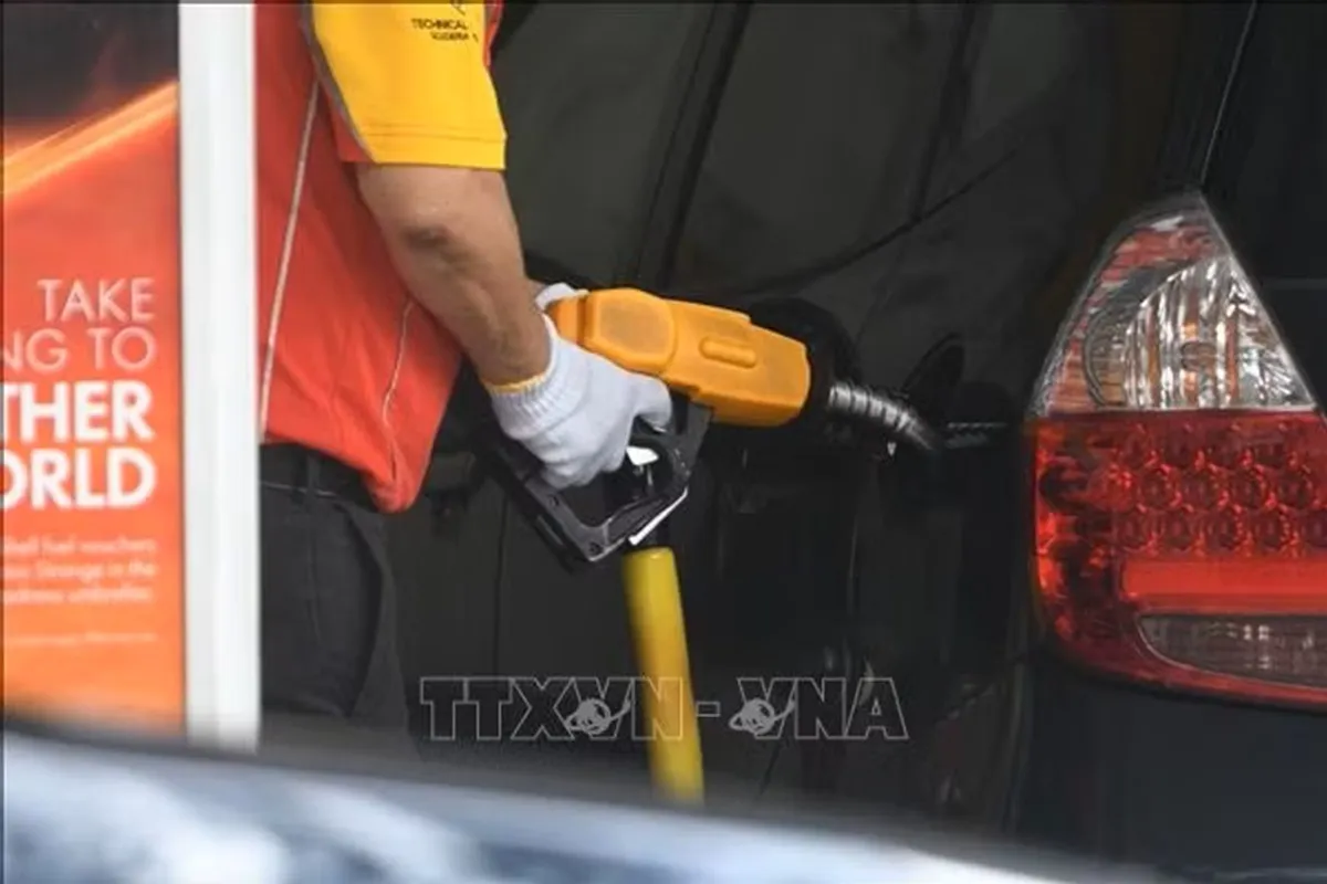 Bơm xăng cho phương tiện tại trạm xăng ở Singapore - Ảnh minh họa THX TTXVN phát