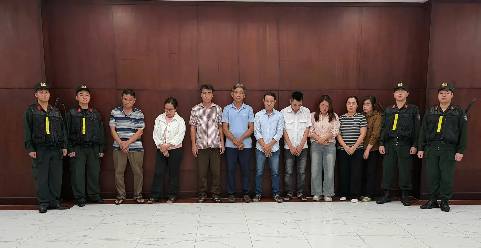 Các bị can trong đường dây bị Công an TPHCM khởi tố - Ảnh Công an