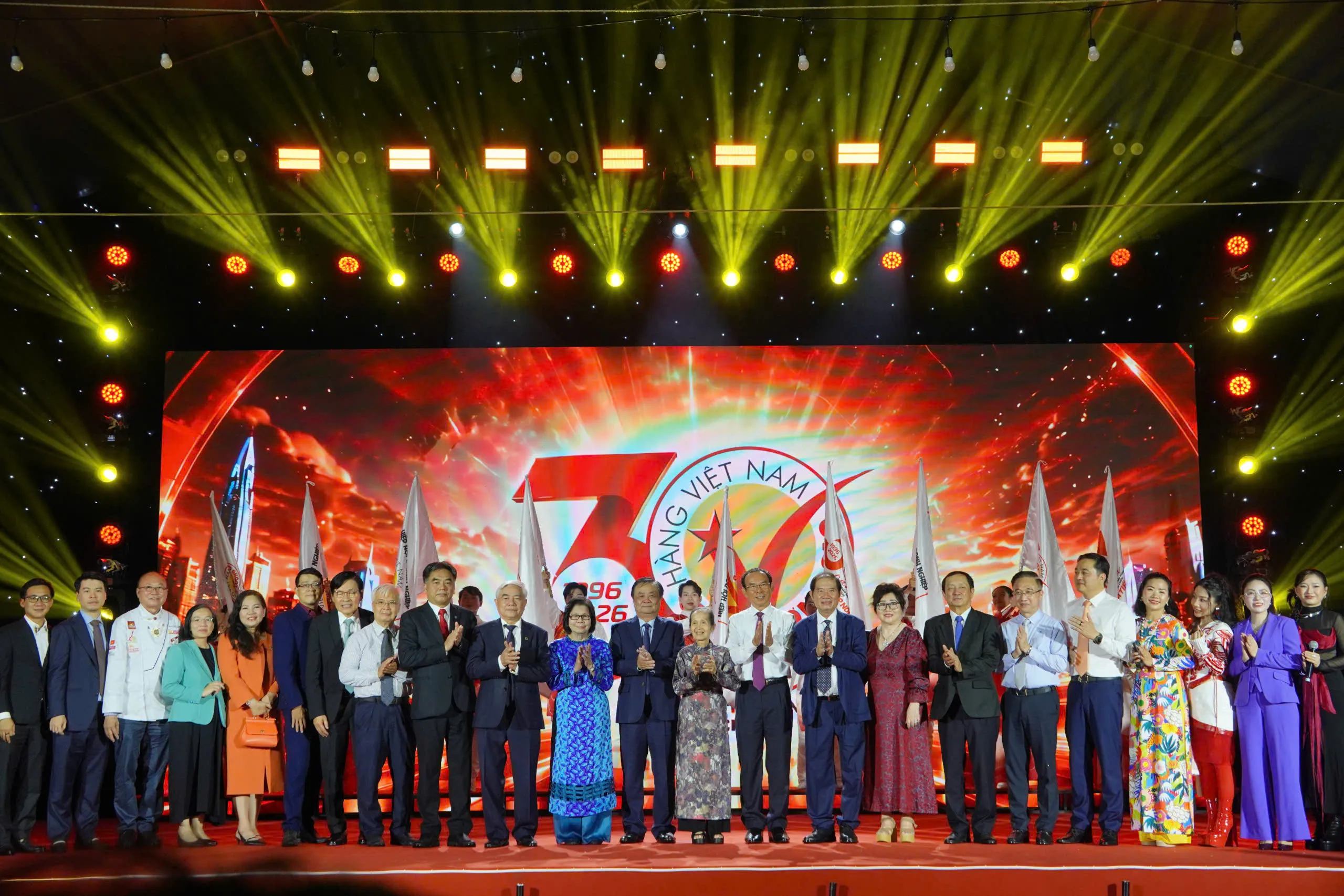 Chúc mừng Lễ hội Kỷ niệm 30 năm Hàng Việt Nam Chất lượng cao với chủ đề “Tự hào và Tiếp nối” - Ảnh Bá Nam