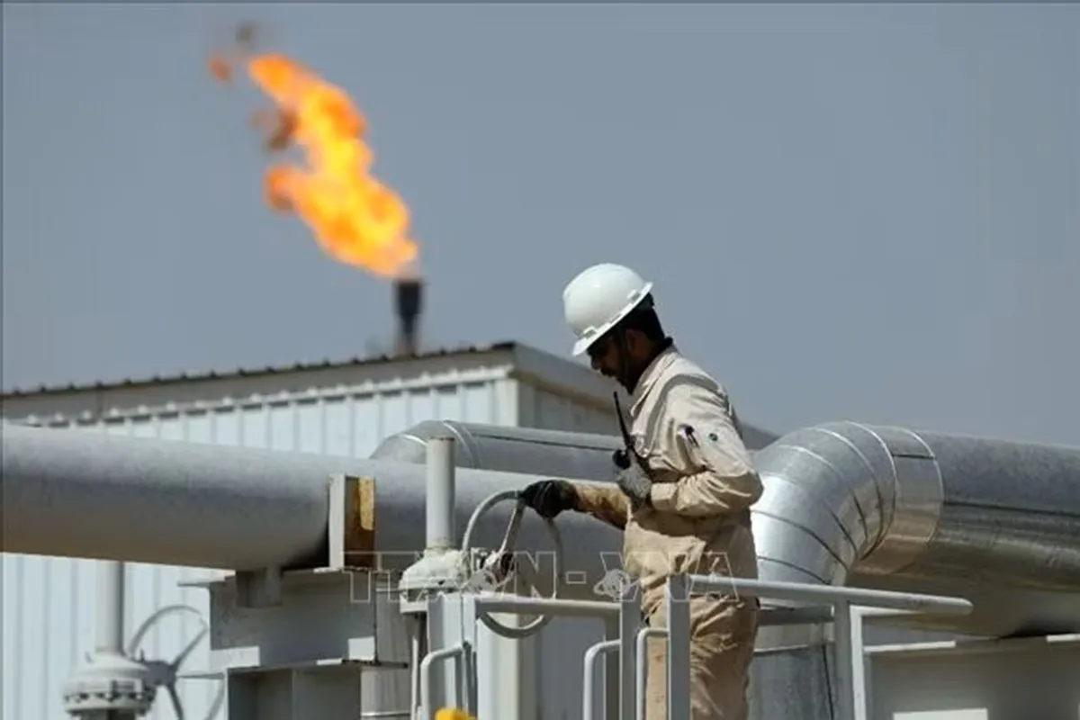 Công nhân làm việc tại nhà máy lọc dầu ở tỉnh Wasit, Iraq - Ảnh THX TTXVN
