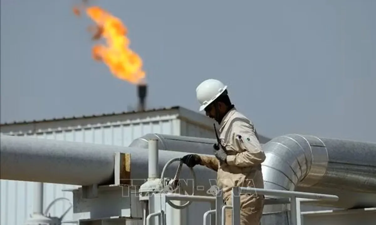 Hàng loạt vụ nổ lớn xảy ra ở eo biển Hormuz, giá dầu Brent vượt 104 USD/thùng