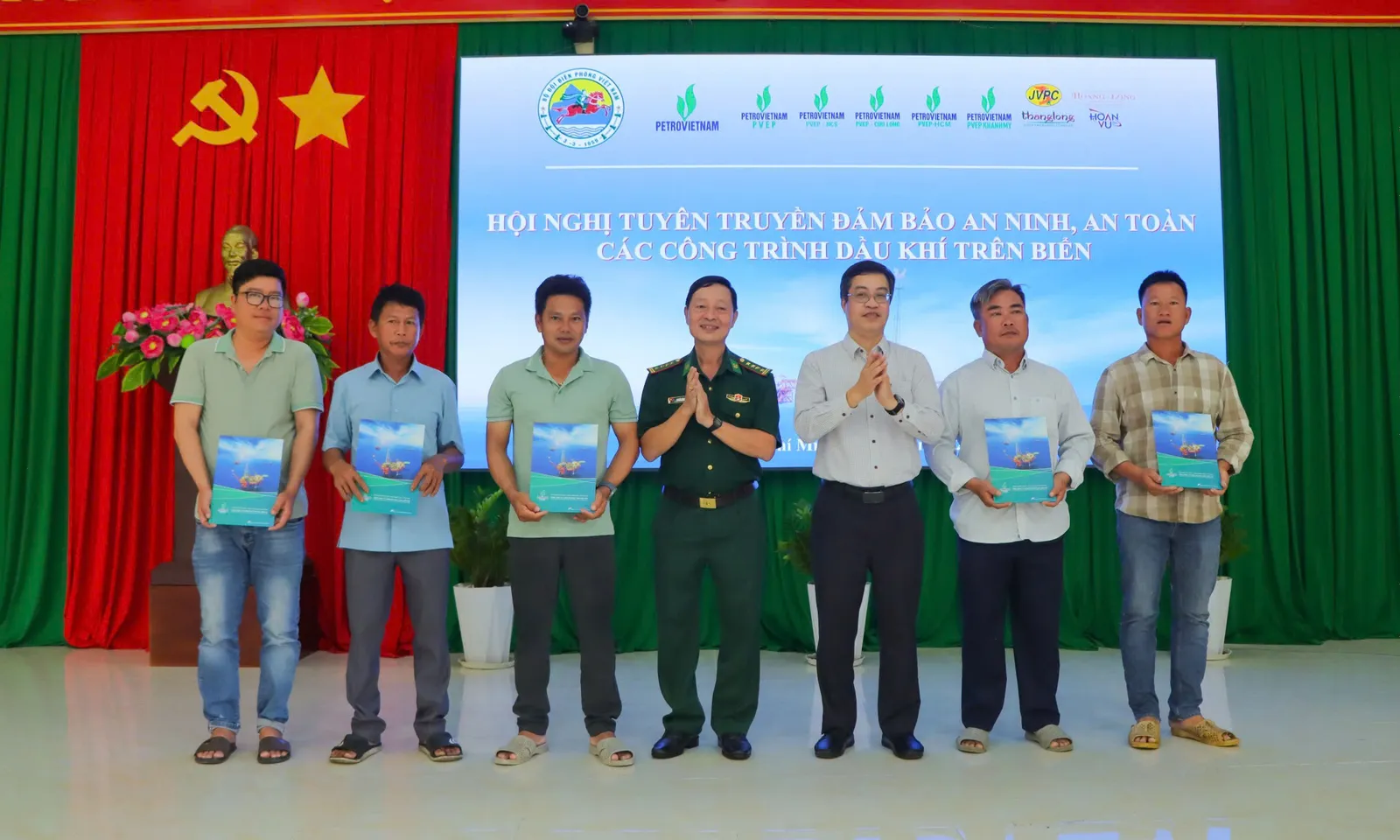 Ngư dân được tuyên truyền an toàn công trình dầu khí và chống khai thác IUU