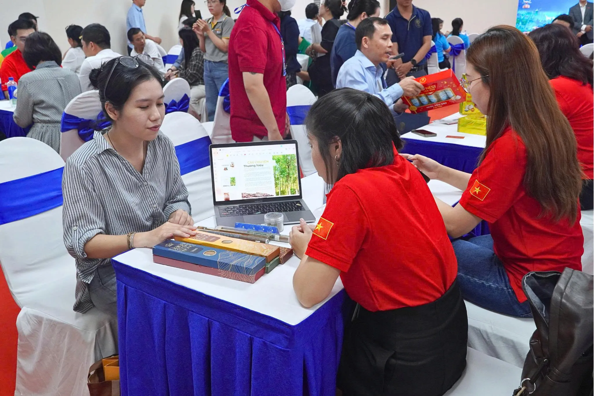 Doanh nghiệp giới thiệu sản phẩm cho cán bộ thu mua của Central Retail - Ành Bá Nam