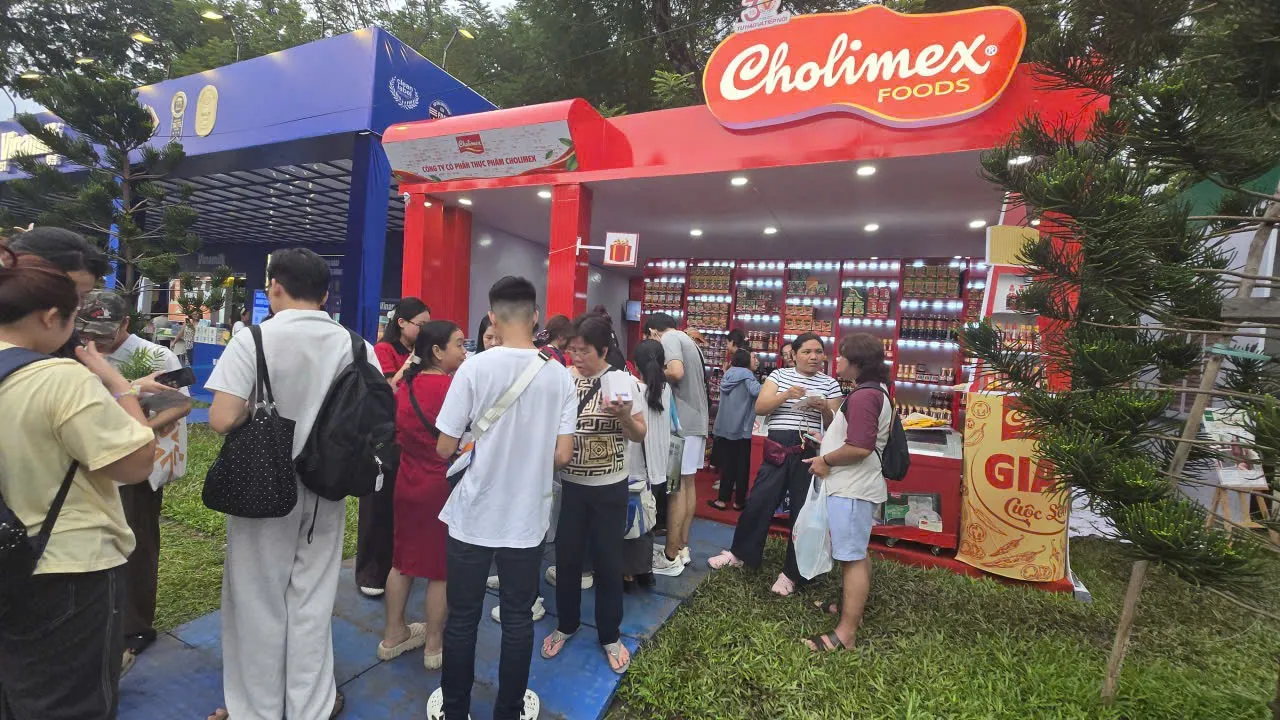 Gian hàng Cholimex thu hút đông đảo khách hàng - Ảnh Bá Nam