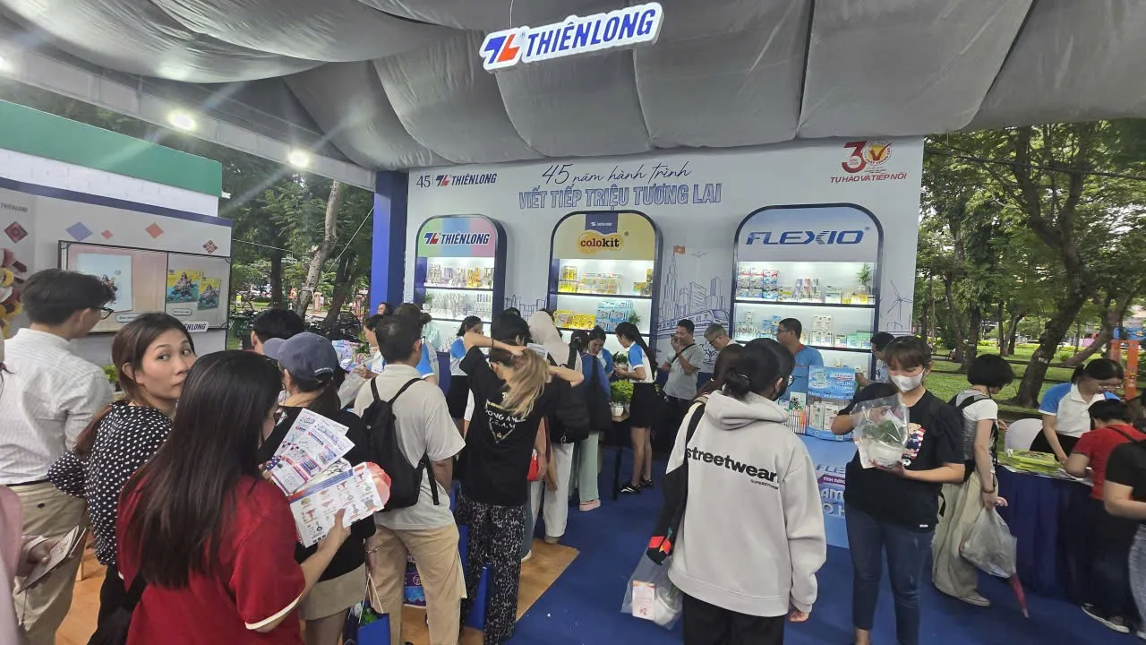 Gian hàng Thiên Long cũng thu hút rất đông người tiêu dùng mua sản phẩm cho học sinh - Ảnh Bá Nam