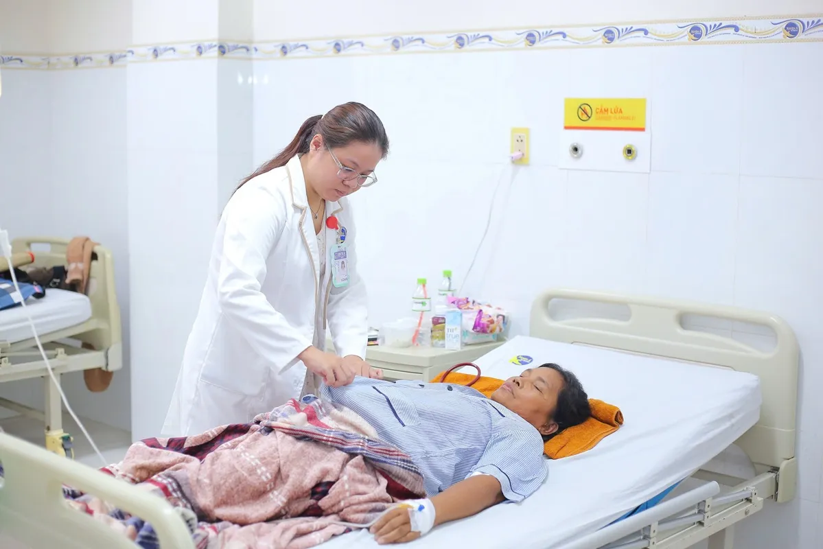 Hianhr ảnh bác sĩ thăm khám 2