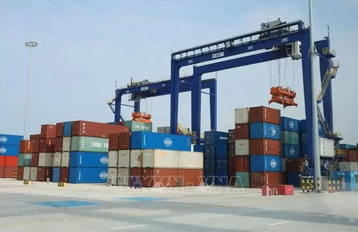 Hoạt động xuất nhập khẩu tại cảng Dương Phố, Hải Nam (Trung Quốc) - Ảnh Công Tuyên TTXVN