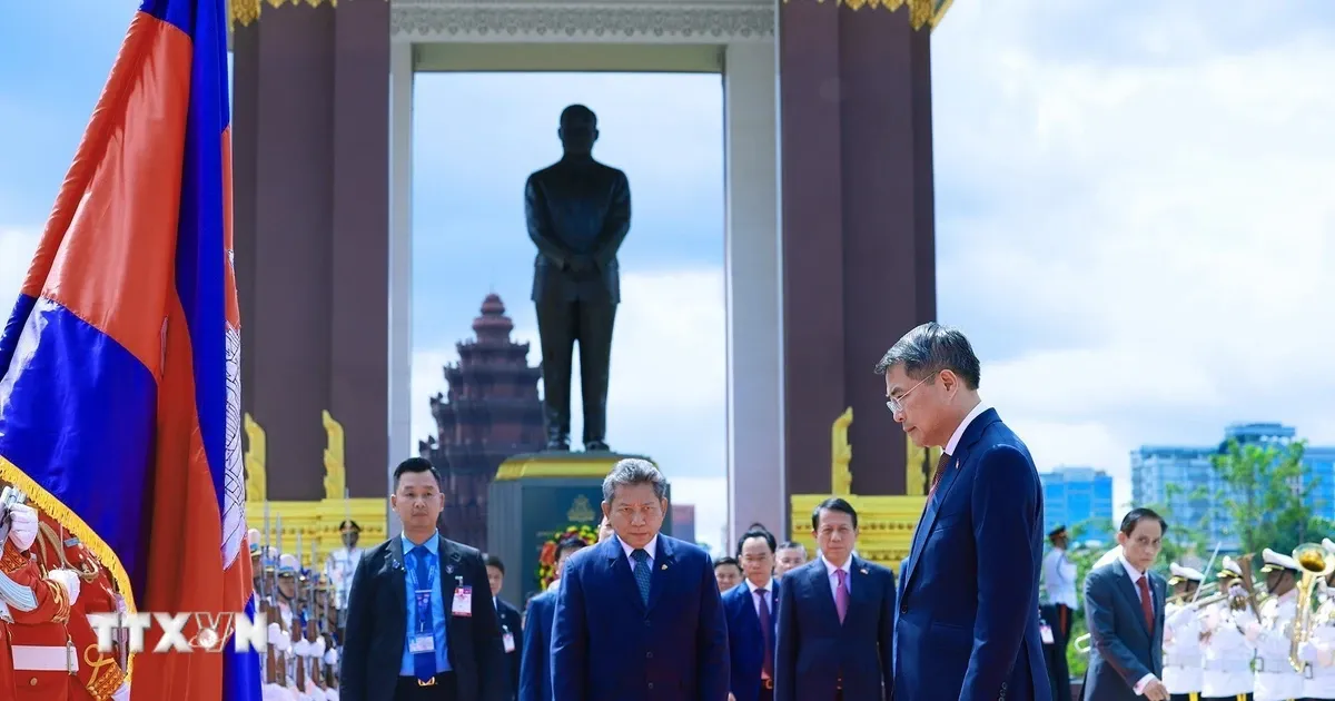 Thủ tướng đặt hoa tại Đài tưởng niệm cố Quốc vương Campuchia Norodom Sihanouk