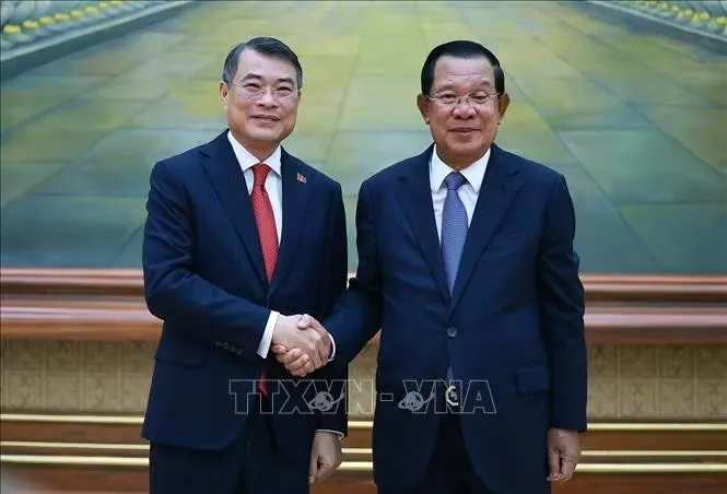 Thủ tướng Lê Minh Hưng đến chào Chủ tịch Đảng Nhân dân Campuchia, Chủ tịch Thượng viện Hun Sen. Ảnh: Dương Giang/TTXVN