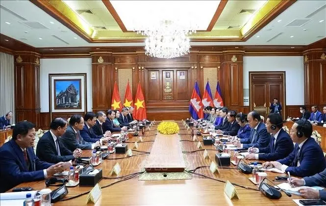 Thủ tướng Lê Minh Hưng gặp Chủ tịch Đảng Nhân dân Campuchia, Chủ tịch Thượng viện Hun Sen. Ảnh: Dương Giang/TTXVN