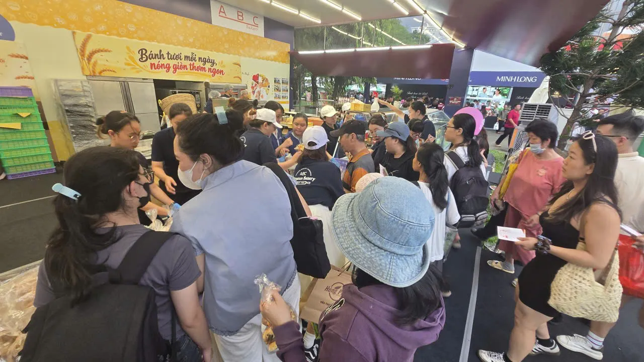 Khách tham quan mua các sản phẩm bánh của ABC Bakery tại lễ hội kỷ niệm 30 năm hàng Việt - Ảnh Bá Nam