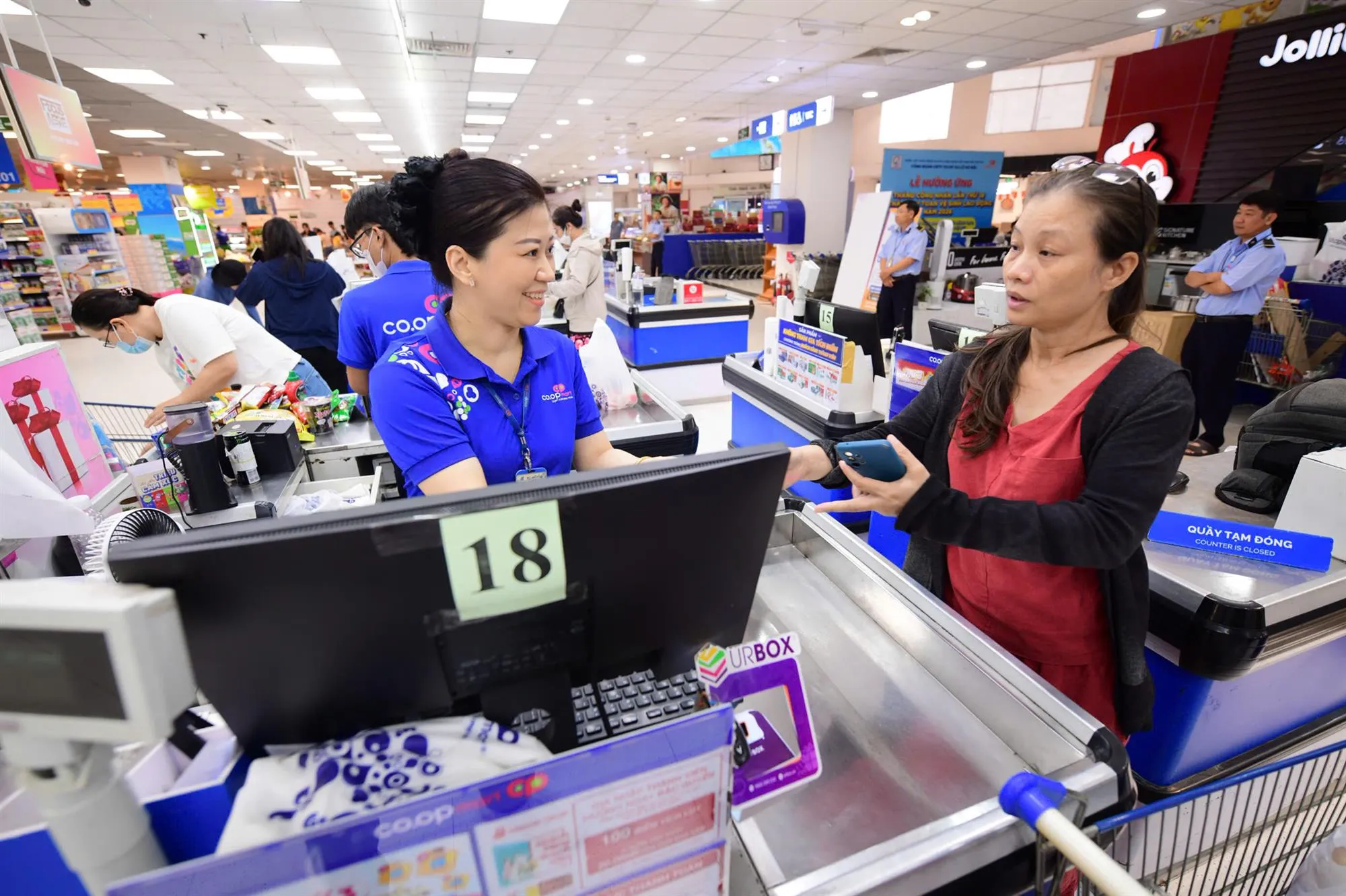 khách hàng sẽ được nhân viên Saigon Co.op khuyến khích lựa chọn phương pháp đóng gói thay thế túi nilon