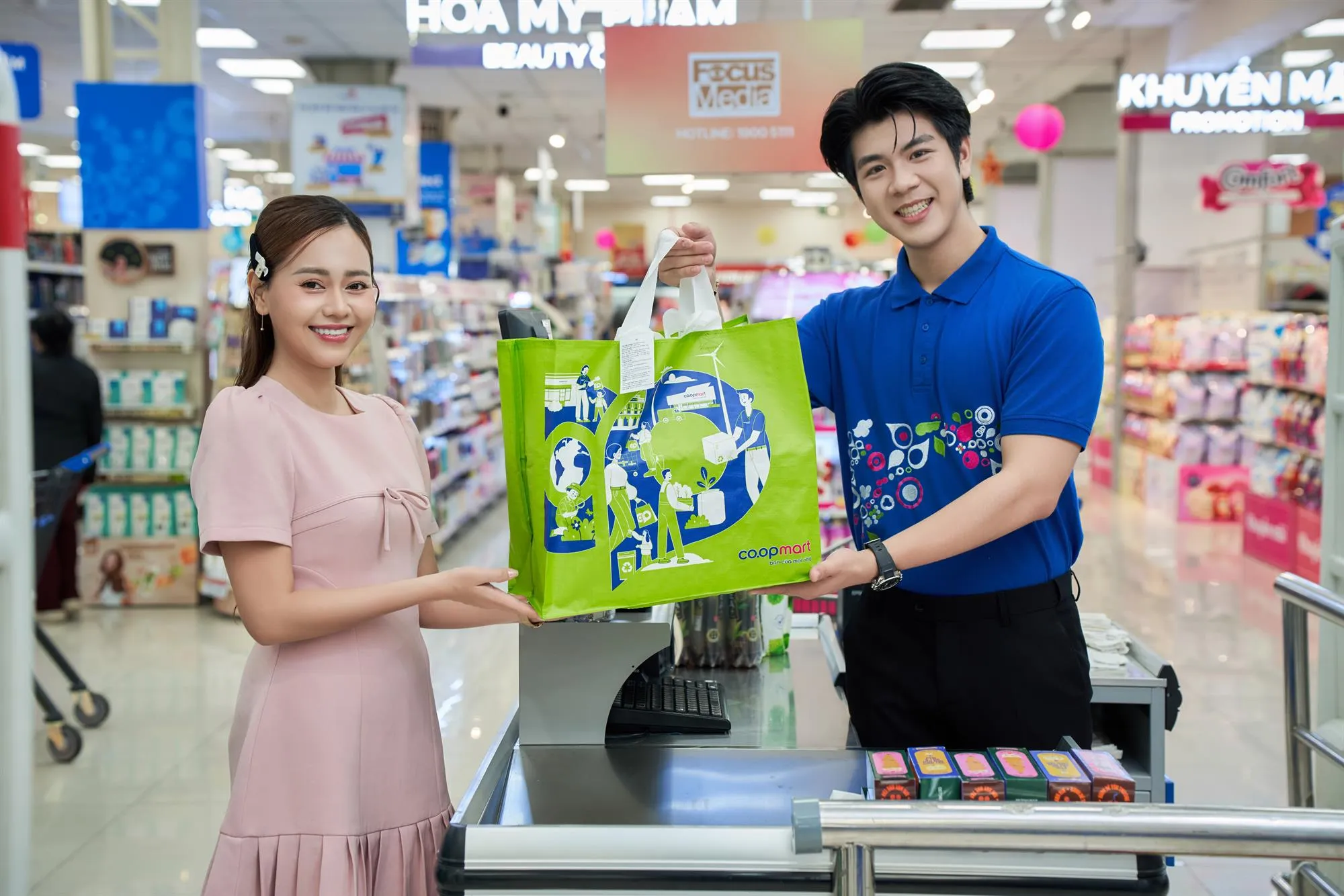 khách hàng thành viên có hóa đơn mua sắm tại Co.opmart, Co.opmart Pro và Co.opXtra sẽ được tặng túi môi trường sử dụng lâu dài