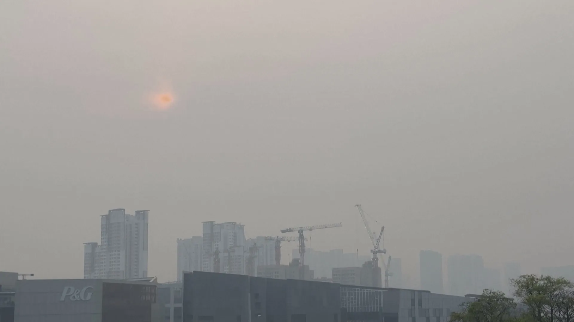 Mù do khói bụi chuyển biến xấu ở Singapore - Ảnh 2.