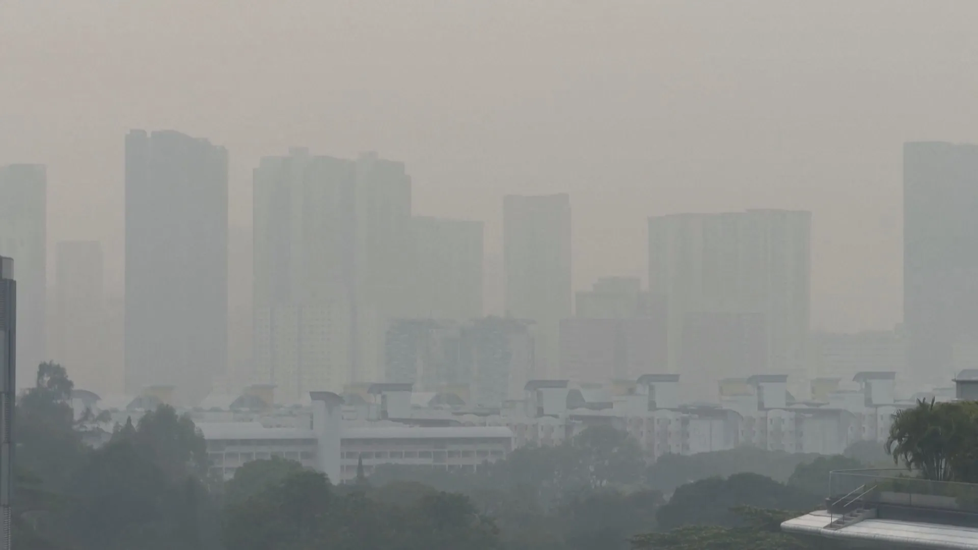 Mù do khói bụi chuyển biến xấu ở Singapore - Ảnh 3. Mù do khói bụi chuyển biến xấu ở Singapore - Ảnh 3.