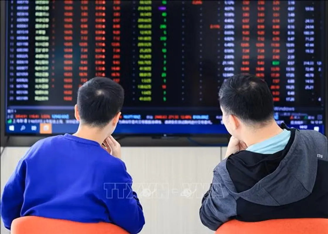 Nhà đầu tư theo dõi bảng chỉ số chứng khoán tại tỉnh Giang Tô, Trung Quốc - Ảnh minh họa THX TTXVN