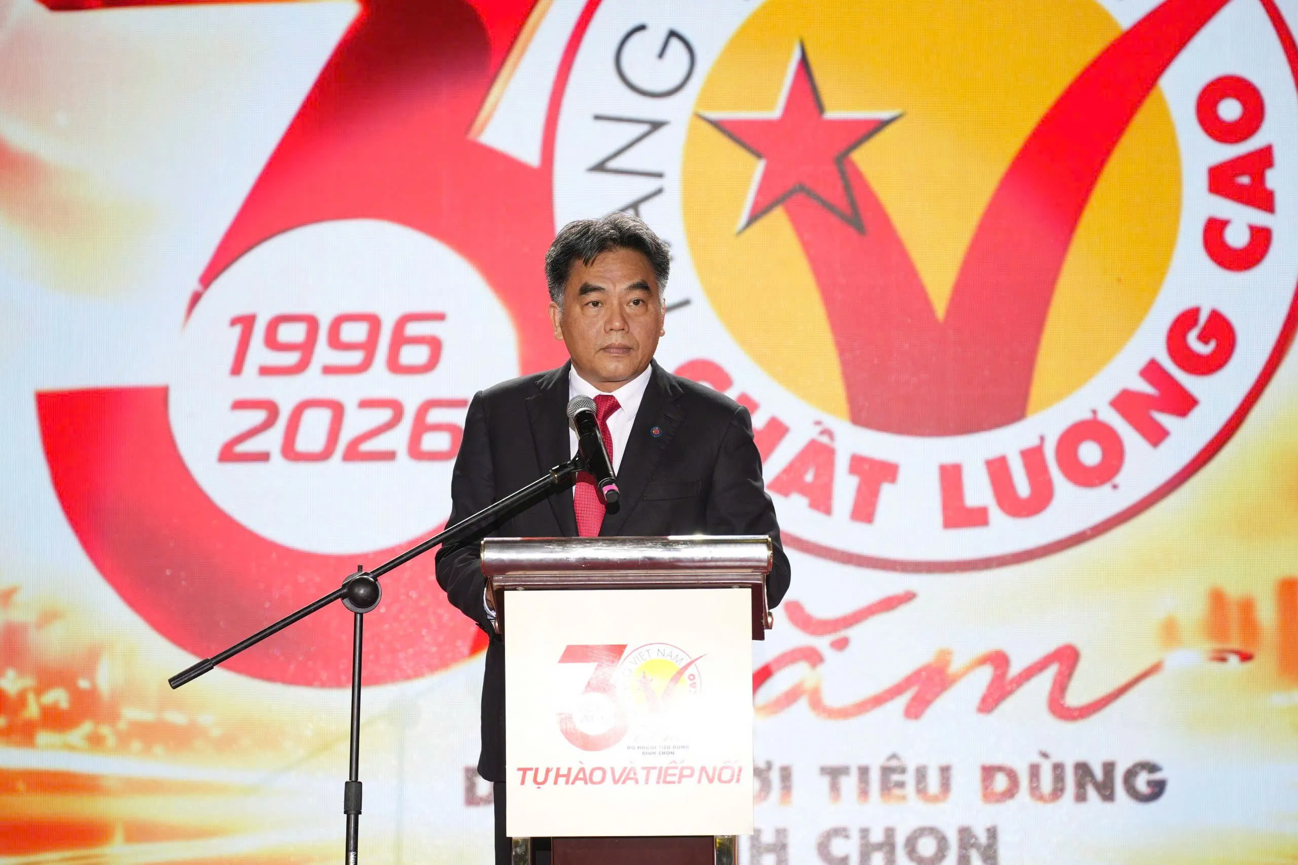 Ông Nguyễn Lộc Hà, Phó Chủ tịch Thường trực UBND TPHCM đánh gíá cao hoạt động 30 năm của Chương trình Hàng Việt - Ảnh Bá Nam