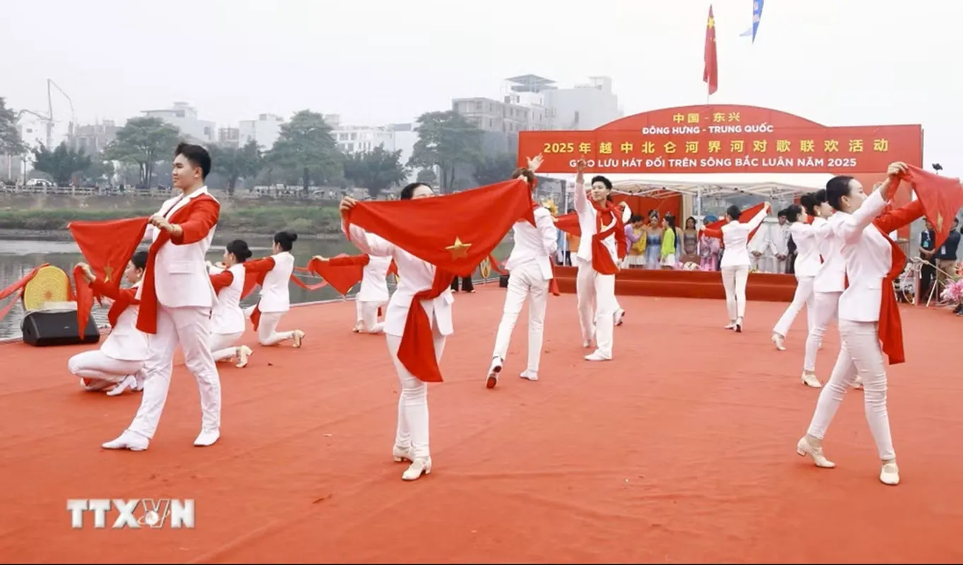 quang-ninh-giao-luu-hat-doi-tren-song-bien-gioi-bac-luan-giua-thanh-nien-mong-cai-viet-nam-va-thanh-nien-dong-hung-trung-quoc-nam-2025-8467780