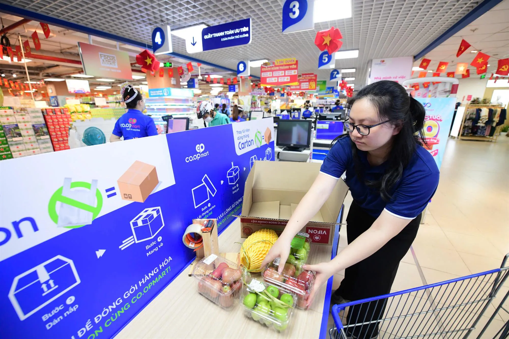 quầy đóng gói bằng thùng giấy được Saigon Co.op trang bị trên toàn hệ thống siêu thị khắp cả nước