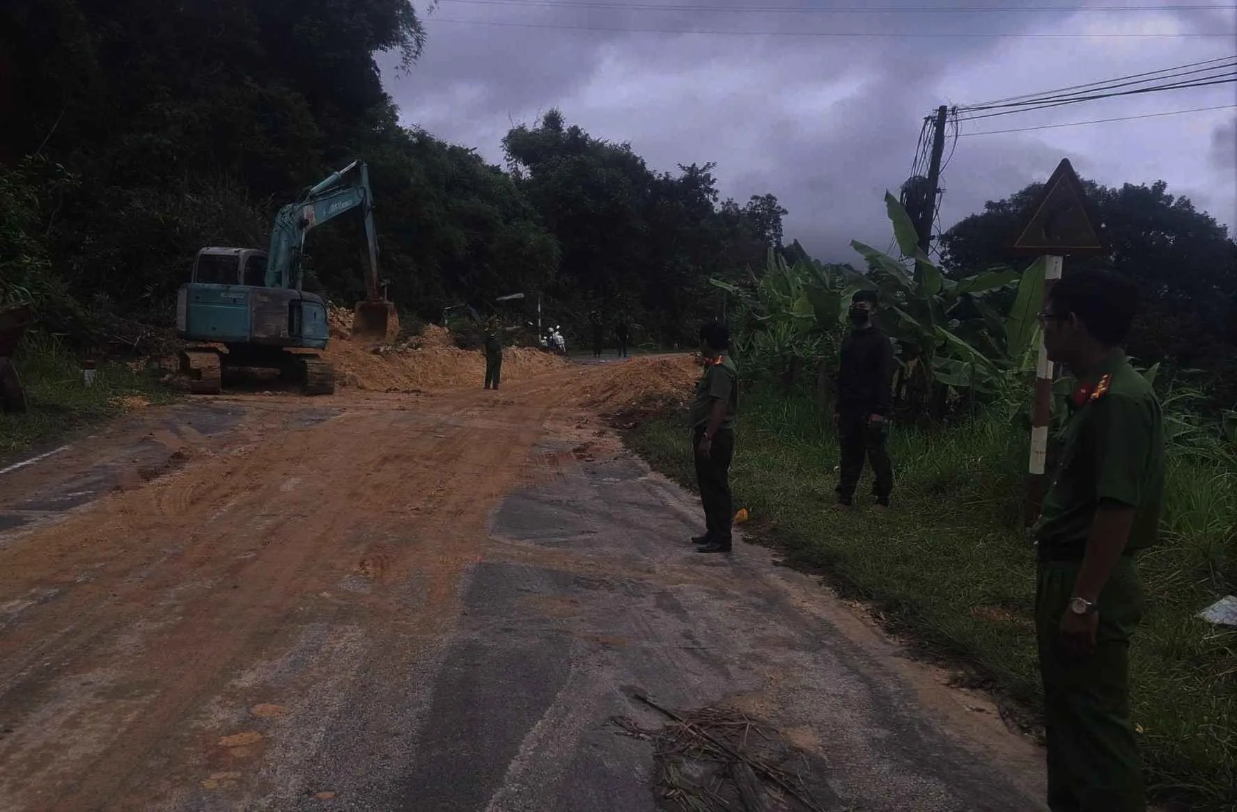 Sau nhiều nỗ lực, hiện trường sạt lở trên đèo Đa Mi (Quốc lộ 55) đã được giải phóng thông xe trở lại lúc 19 giờ ngày 8-10