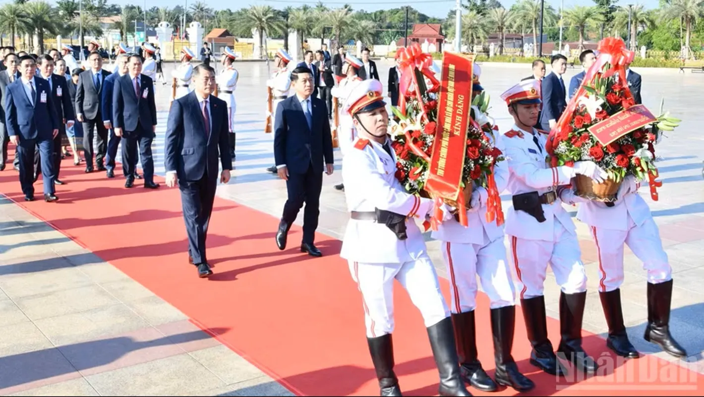 Thủ tướng Lê Minh Hưng và Thủ tướng Saleumxay Kommasith dâng hoa tri ân các bậc lãnh tụ tiền bối Việt Nam và Lào
