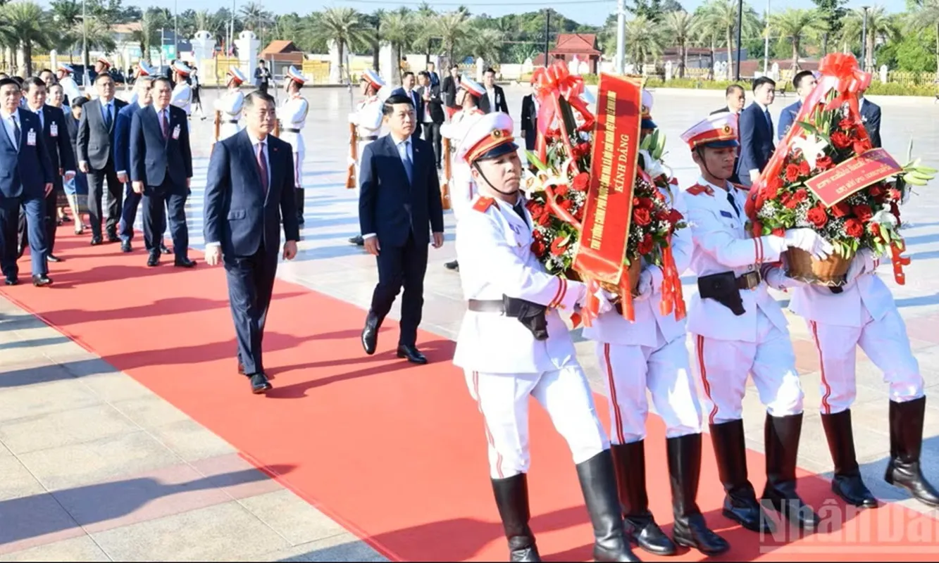 Thủ tướng Lê Minh Hưng và Thủ tướng Saleumxay Kommasith dâng hoa tri ân các bậc lãnh tụ tiền bối Việt Nam và Lào