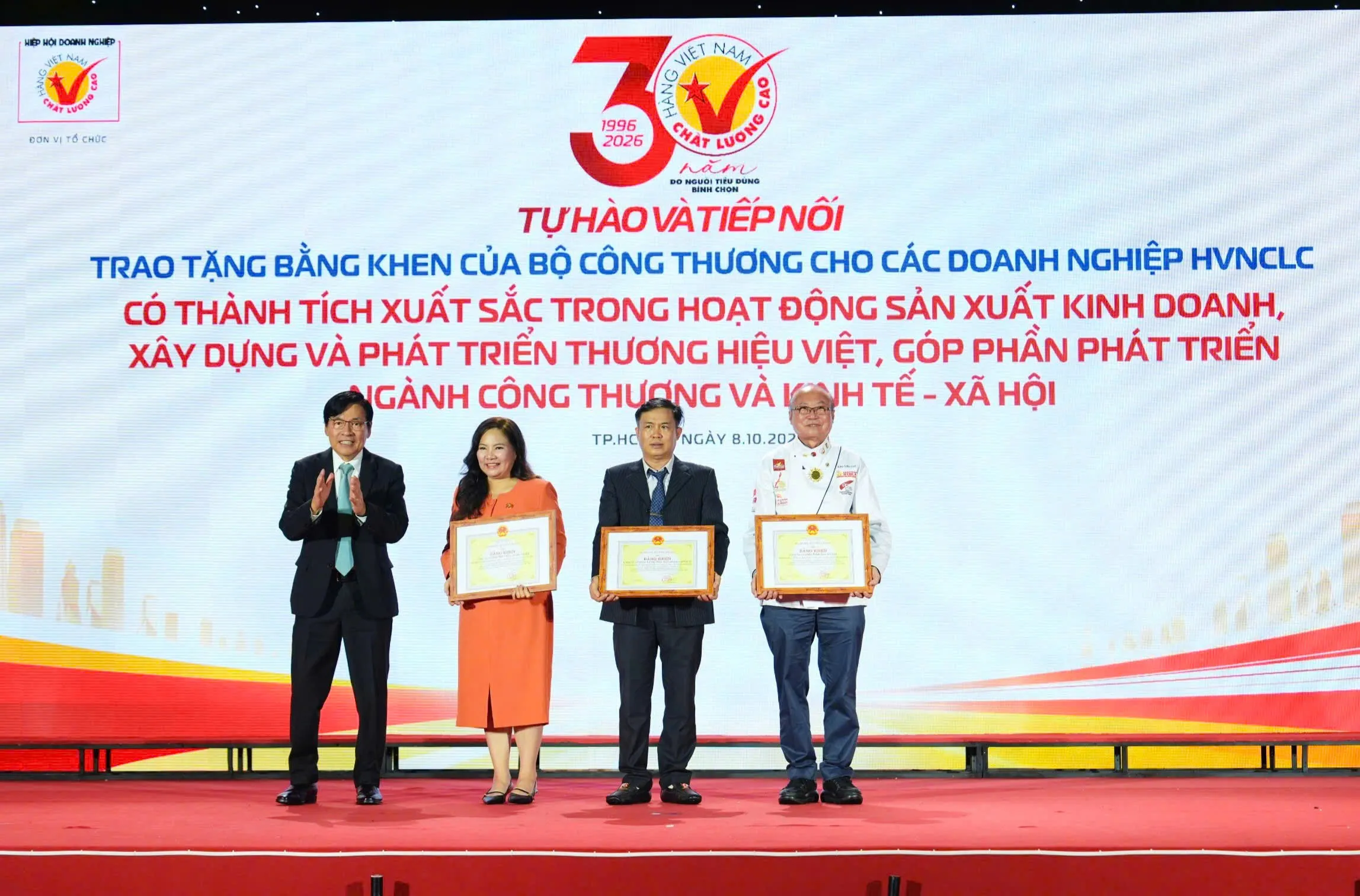 Trao tặng bằng khen của Bộ Công Thương cho các doanh nghiệp HVNCLC có thành tích xuất sắc trong hoạt động sản xuất kinh doanh - Ảnh Bá Nam